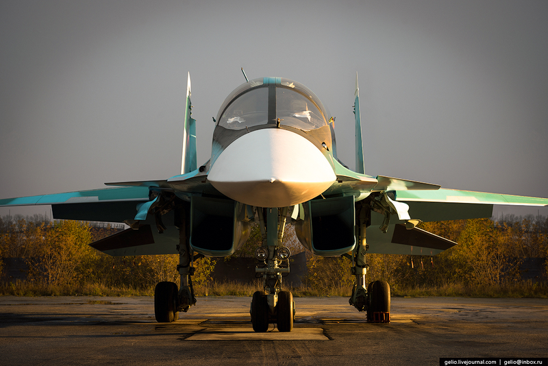 Illustration for article titled These Riveting Photos Show How Russia's Su-34 Fullback Fighter-Bombers Get Built